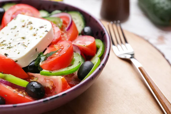 Тарелка с вкусным греческим салатом на столе, крупным планом — стоковое фото