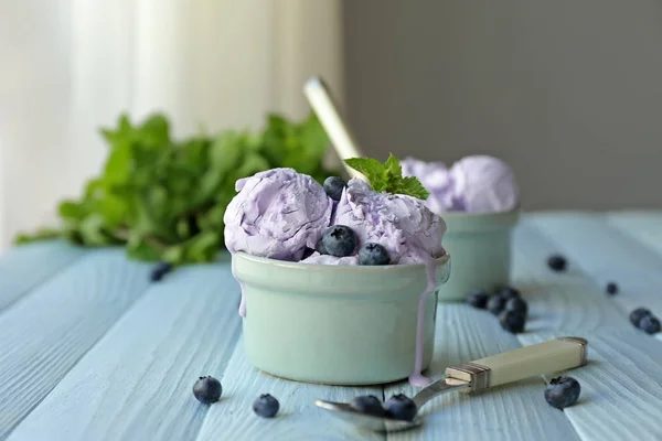 Cuenco con sabroso helado de arándanos en mesa de madera — Foto de Stock