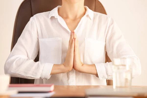 Молодая предпринимательница медитирует в офисе, крупным планом — стоковое фото