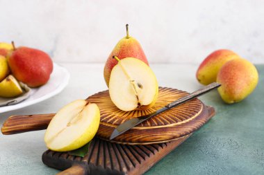 Masada lezzetli taze armut ve bıçak ile Kurulları