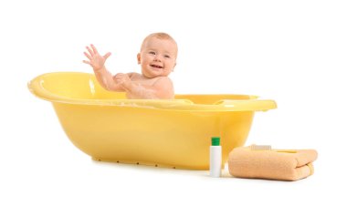 Beyaz arka planda küvette sevimli küçük bebek