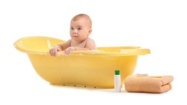 Beyaz arka planda küvette sevimli küçük bebek