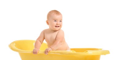 Beyaz arka planda küvette sevimli küçük bebek