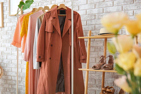 Soyunma odasında temiz kadın giysileri ile raf