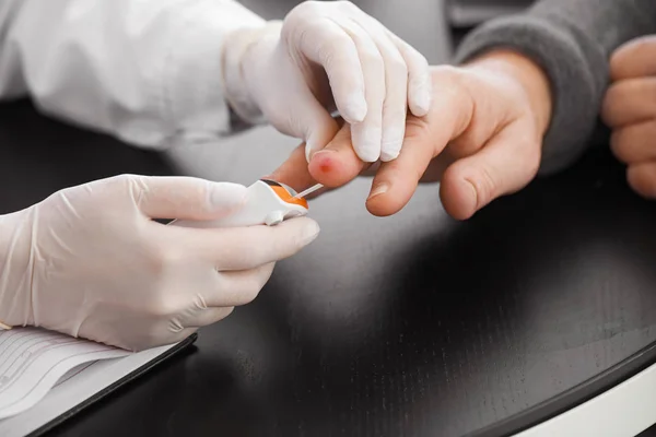 Doctor checking blood sugar level of diabetic patient in clinic, closeup — Stock Photo, Image