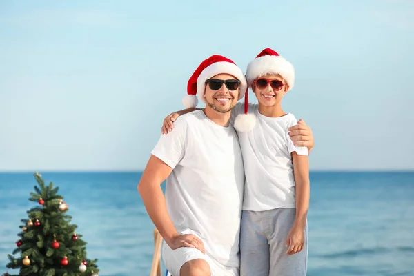 Happy father and son celebrating Christmas at tropical resort — Stock Photo, Image