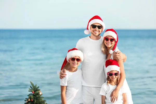 Szczęśliwa rodzina świętuje Boże Narodzenie w tropikalnym kurorcie — Zdjęcie stockowe