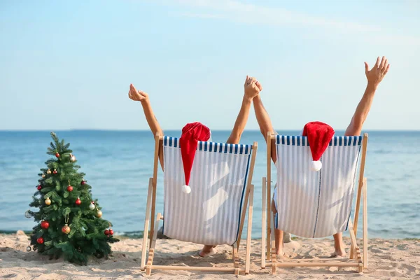 Happy couple celebrating Christmas at tropical resort — Stock Photo, Image