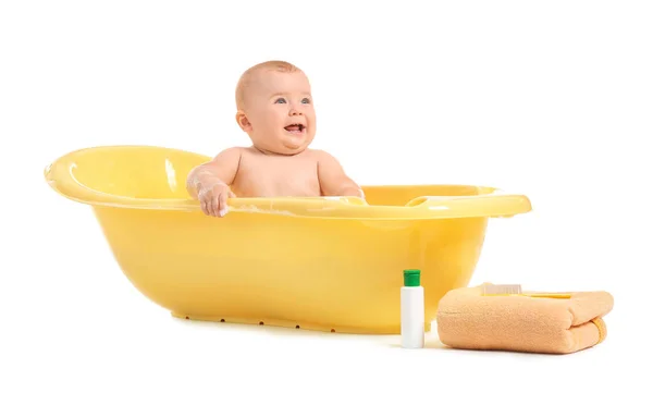 Bebé bonito na banheira no fundo branco — Fotografia de Stock