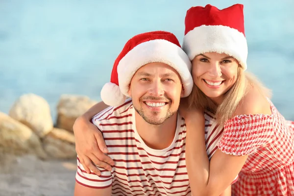 Glada par firar jul på tropisk resort — Stockfoto