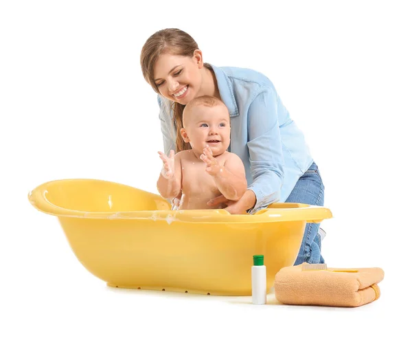 Ibu memandikan bayi mungilnya dengan latar belakang putih. — Stok Foto