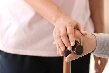 Yaşlı kadın ve torununun elleri. Bakım ve destek konsepti