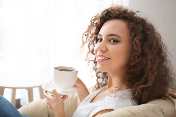 Piękna młoda kobieta pijąca kawę w domu — Zdjęcie stockowe