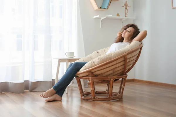 Krásná mladá žena relaxovat doma — Stock fotografie
