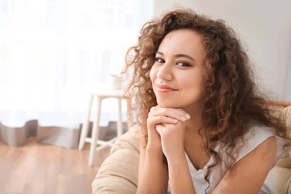 Schöne junge Frau entspannt sich zu Hause — Stockfoto