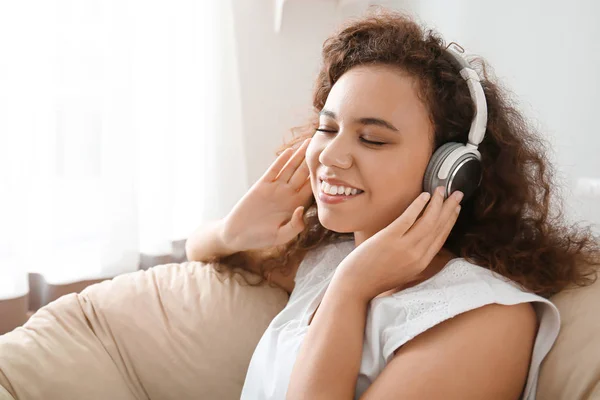 Mulher bonita ouvindo música em casa — Fotografia de Stock