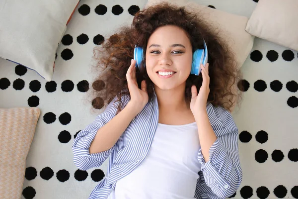 Hermosa joven escuchando música en casa — Foto de Stock