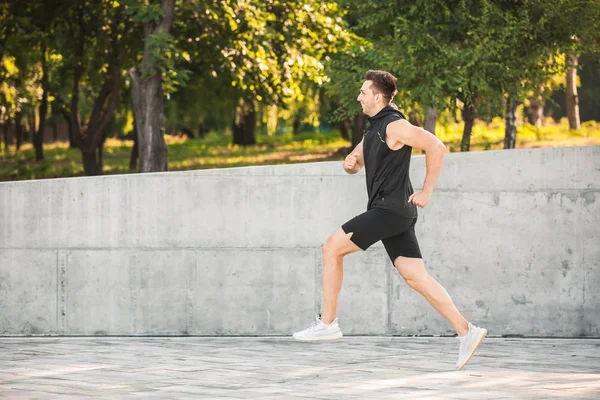 Giovane sportivo che corre all'aperto — Foto Stock