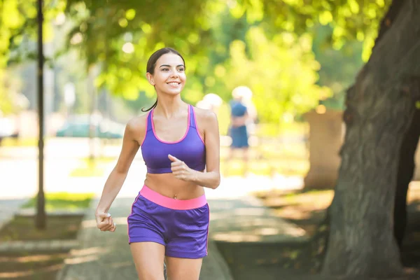 Sporty young woman running in park — Stock Photo, Image