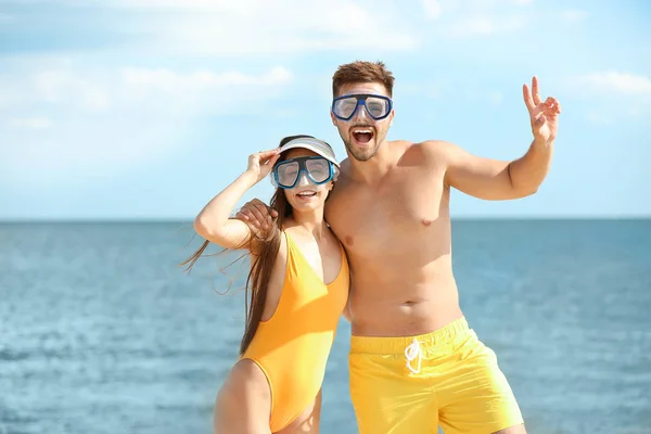 Happy couple with snorkeling masks at sea resort — Stock Photo, Image