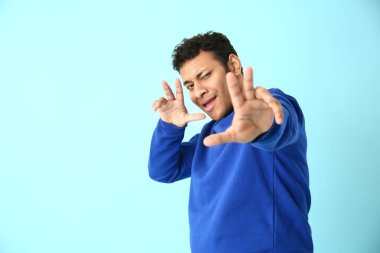 Renk arka plan üzerinde Cool yakışıklı Hint adam