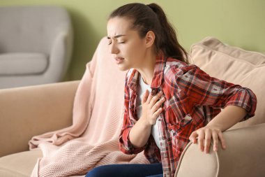 Genç kadın kalp krizi geçirerek evde acı