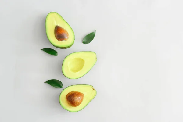 Metà di avocado maturo su sfondo bianco — Foto Stock