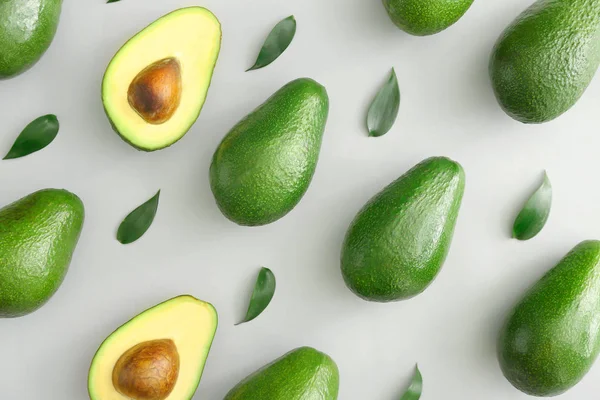 Verse rijpe avocado 's op witte achtergrond — Stockfoto