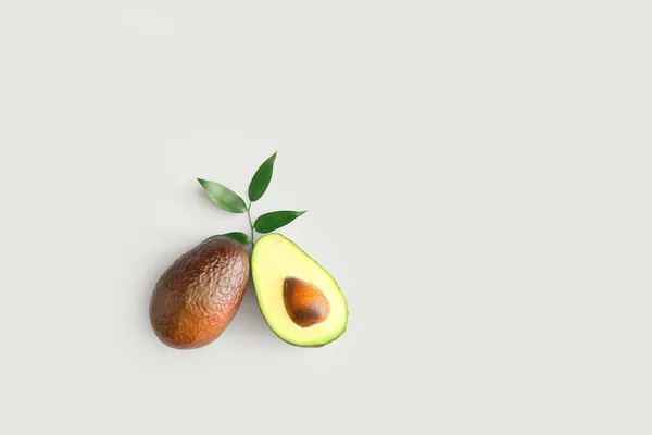 Verse rijpe avocado 's op witte achtergrond — Stockfoto