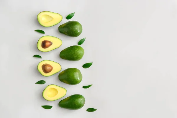 Verse rijpe avocado 's op witte achtergrond — Stockfoto
