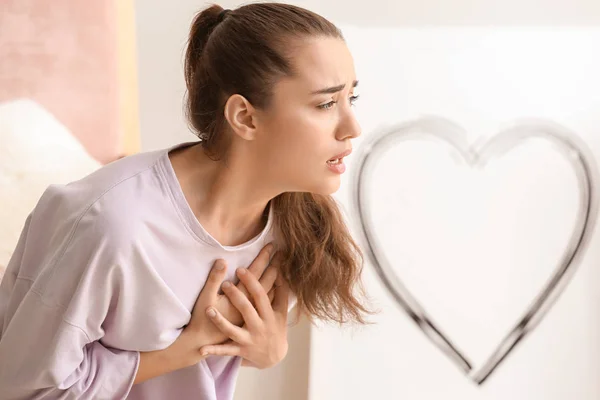 Giovane donna che soffre di infarto a casa — Foto Stock