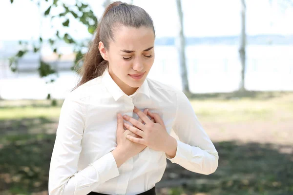 Junge Geschäftsfrau erleidet Herzinfarkt im Freien — Stockfoto