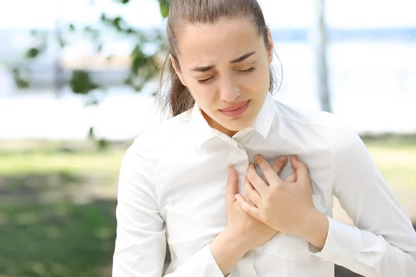 Junge Geschäftsfrau erleidet Herzinfarkt im Freien — Stockfoto