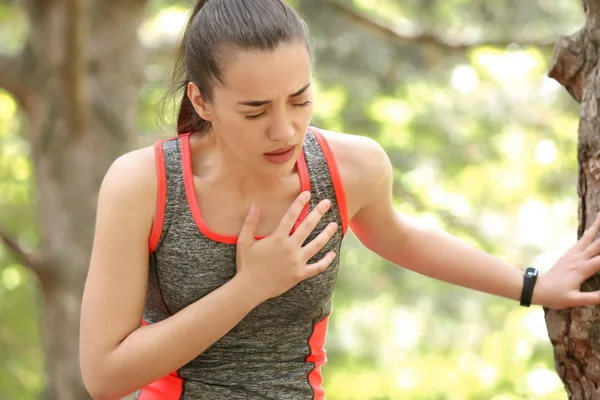 Sportliche junge Frau erleidet Herzinfarkt im Freien — Stockfoto