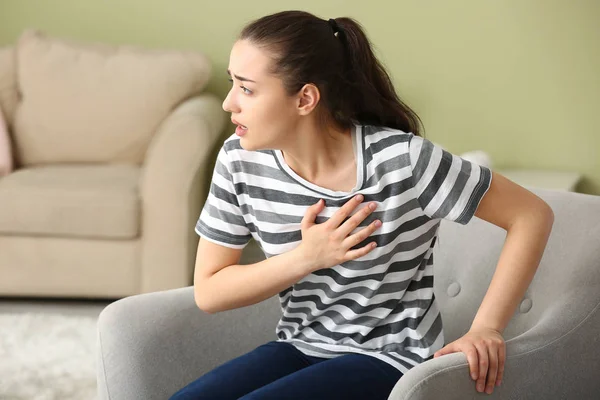 Junge Frau erleidet zu Hause einen Herzinfarkt — Stockfoto