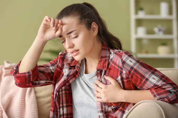 Mujer joven que sufre de un ataque al corazón en casa — Foto de Stock