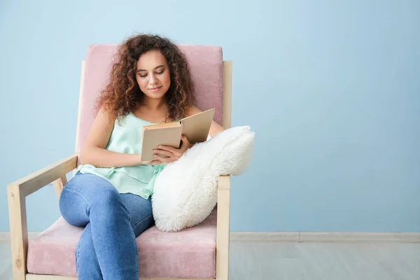 Hermosa joven leyendo libro en casa — Foto de Stock