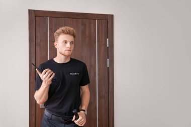 Binada erkek güvenlik görevlisi