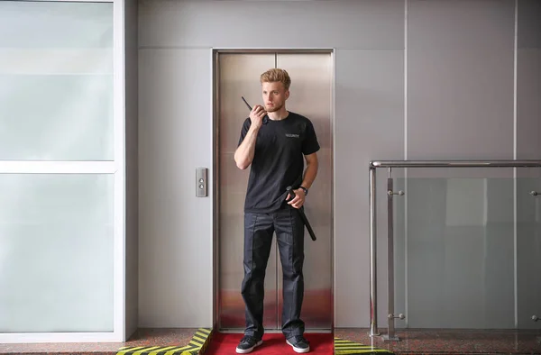 Segurança masculina perto do elevador — Fotografia de Stock