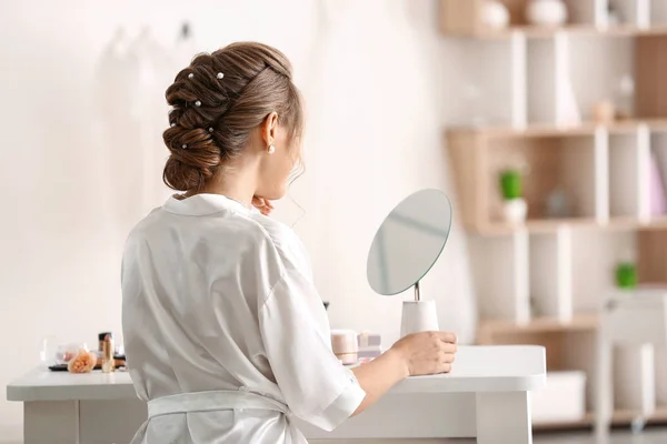 Morning of beautiful young bride at home — Stock Photo, Image