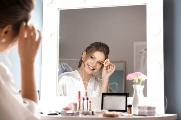 Morning of beautiful young bride before wedding — Stock Photo, Image