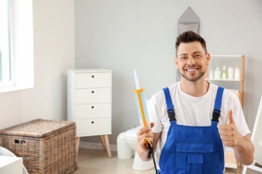 Tuvalette yakışıklı tesisatçı portresi
