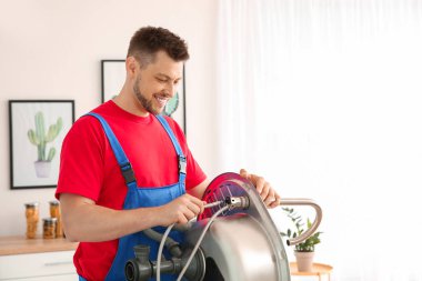 Tesisatçı mutfakta lavabo yükleme