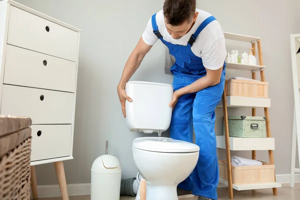 Rörmokare installera toalett i toaletten — Stockfoto