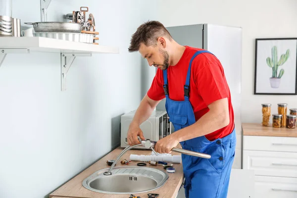 Rörmokare installera Sink i köket — Stockfoto