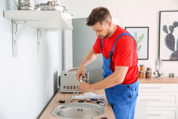 Rörmokare installera Sink i köket — Stockfoto