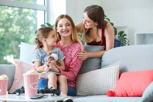 Lycklig lesbisk par med liten dotter hemma — Stockfoto