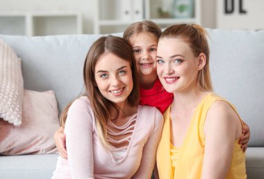 Evde küçük kızı ile Mutlu lezbiyen çift