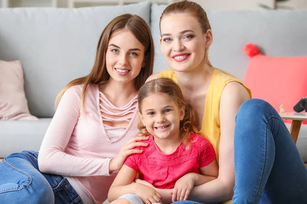 Gelukkig lesbisch paar met kleine dochter thuis — Stockfoto
