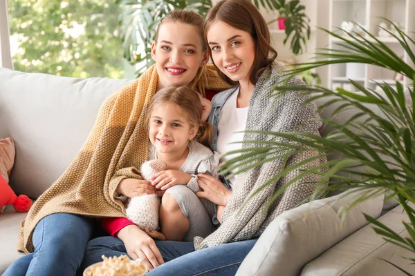 Feliz pareja lésbica con hija pequeña en casa — Foto de Stock